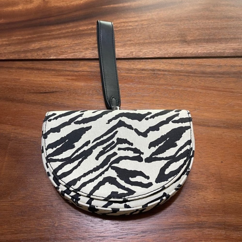 Who What Wear Corey Clutch Animal Print - Picture 3 of 6